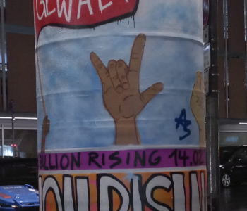 Bild einer Litfaßsäule mit Beklebung One Billion Rising, Keine Gewalt