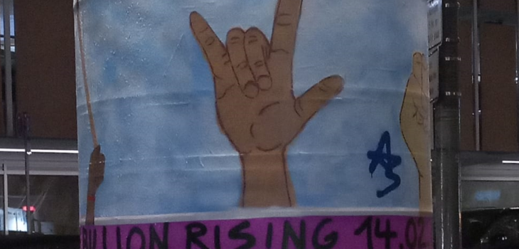 Bild einer Litfaßsäule mit Beklebung One Billion Rising, Keine Gewalt