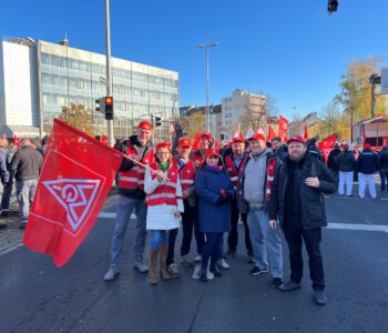 IG Metall Vertreter von Siemens Moorenbrunn bei einer Kundgebung am 15.11.2022 bei Leistritz in Nürnberg