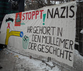 Ein Banner mit der Aufschrit Stoppt Nazis