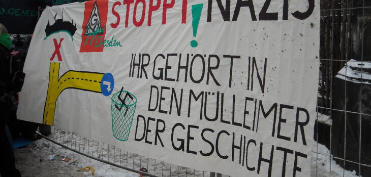 Ein Banner mit der Aufschrit Stoppt Nazis